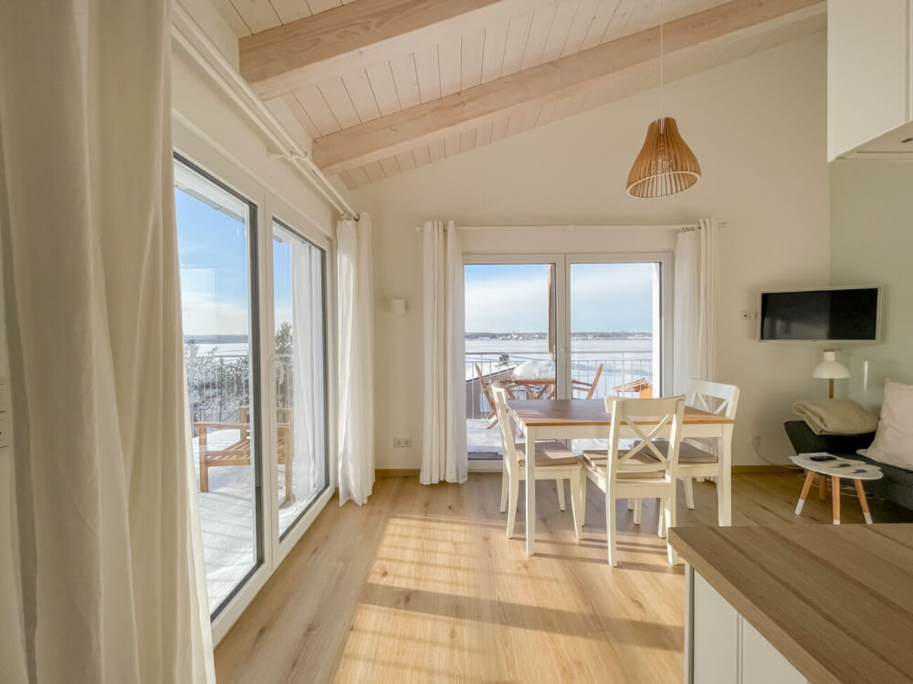 Wohnung 5: Traumhaft helles Wohnzimmer mit Panoramablick nach Osten und nach Süden auf den Hainer See.