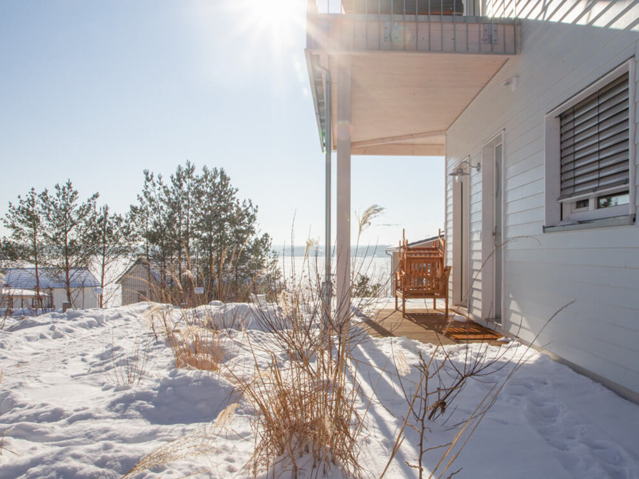 Wohnung 3: Traumhafte Schneelandschaft am Haus und der Wohnung 1 mit Blick vorbei auf den Hainer See.