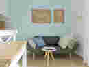 Wohnung 2: Gemütliche Couch im Wohnzimmer.