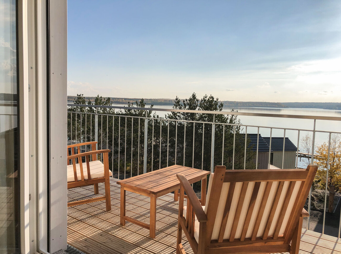 Wohnung 5: Panoramablick vom großen Balkon auf den Hainer See.