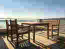 Wohnung 4: Gemütlicher Esstisch auf der Dachterrasse mit Panoramablick auf den Hainer See.