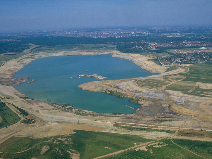 Historisches Luftbild eines teilgefluteten Tagebaulochs