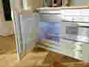 Geöffneter Kühlschrank in der Küche
