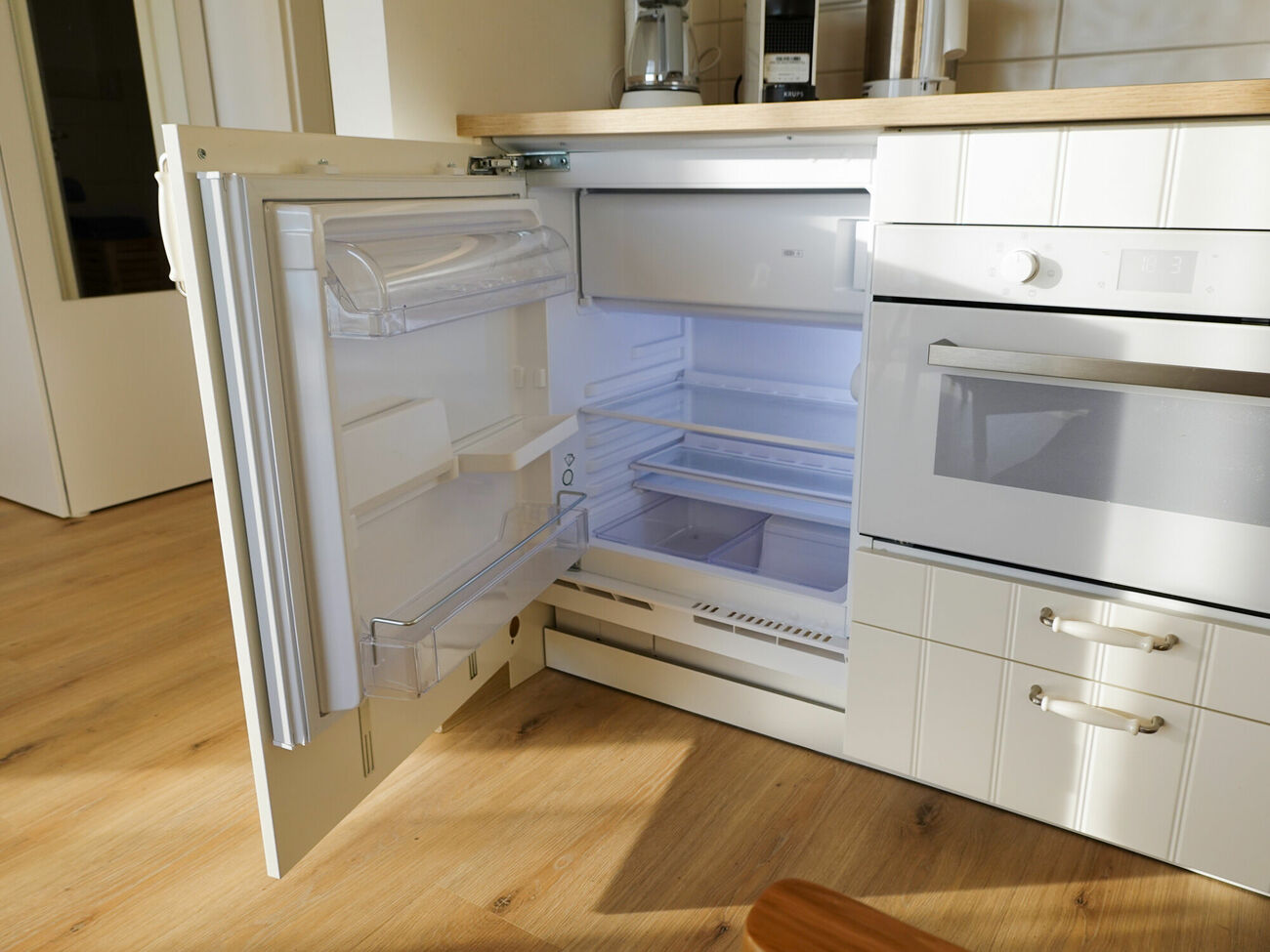 Geöffneter Kühlschrank in der Küche