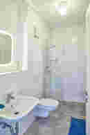 Wohnung 4: Gemütliches Bad mit bodentiefer großer Dusche.