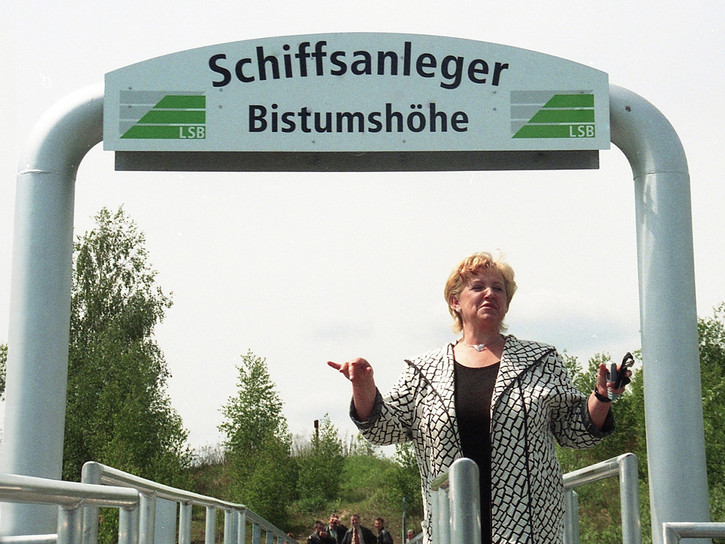 Frau vor dem Schiffsanleger Bistumshöhe.