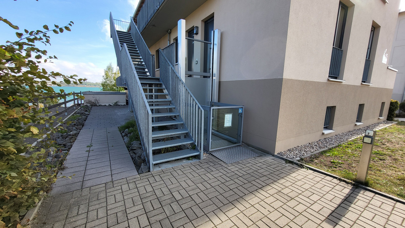 Treppenaufgang mit Fahrstuhl für die 1. Etage (Rollstuhlfahrer)