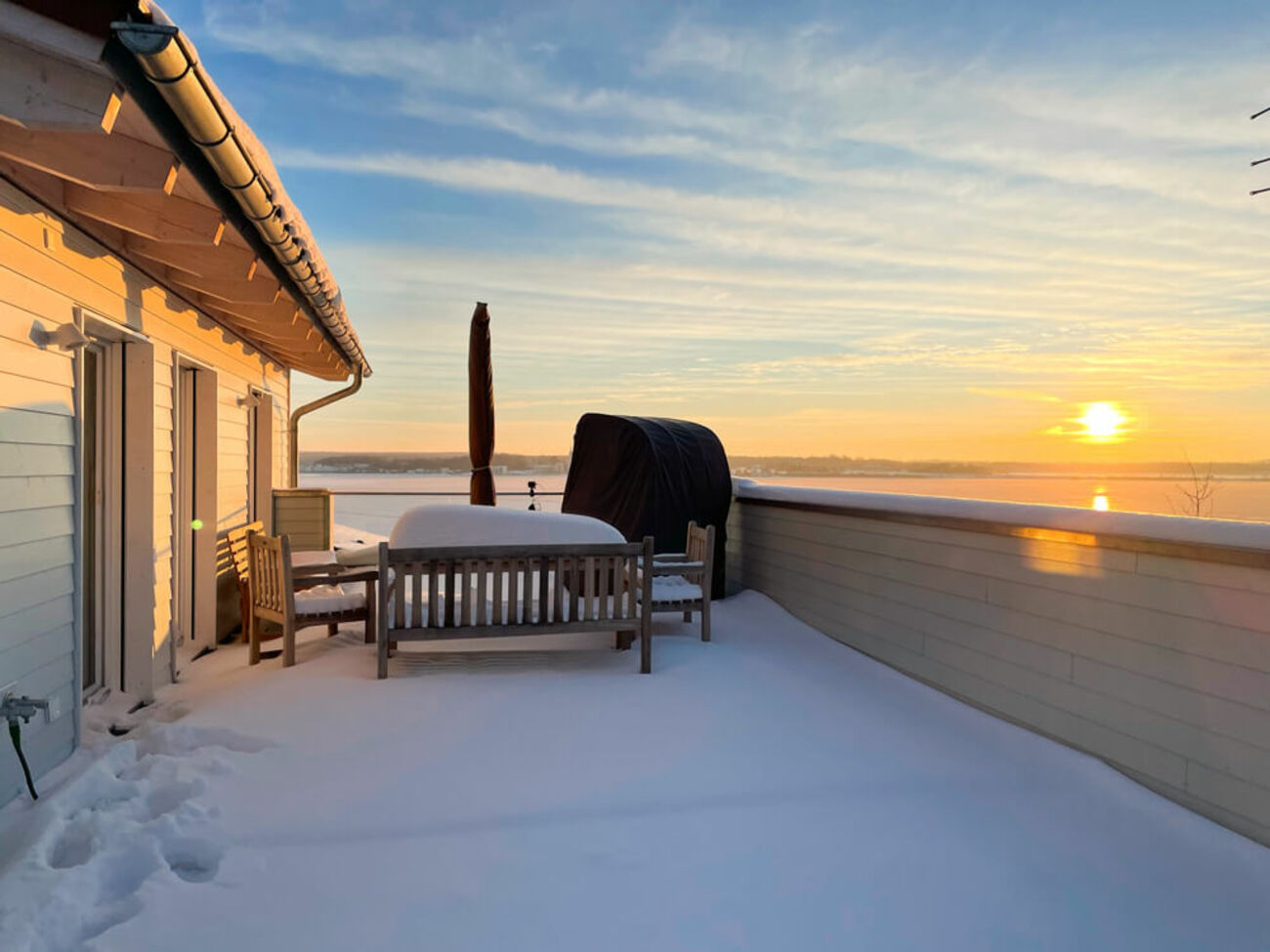 Wohnung 4: Traumhafte Schneelandschaft auf der Dachterrasse. Sonnenuntergang über dem Hainer See.