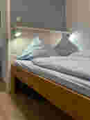 Wohnung 4: Gemütliches Schlafzimmer mit Doppelbett.